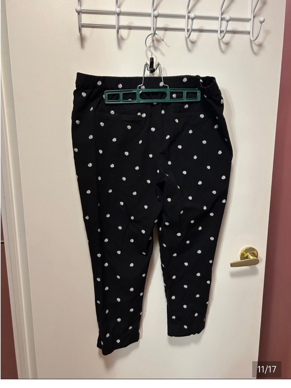 Isaac Mizrahi Black & white daisy Capri pant’s